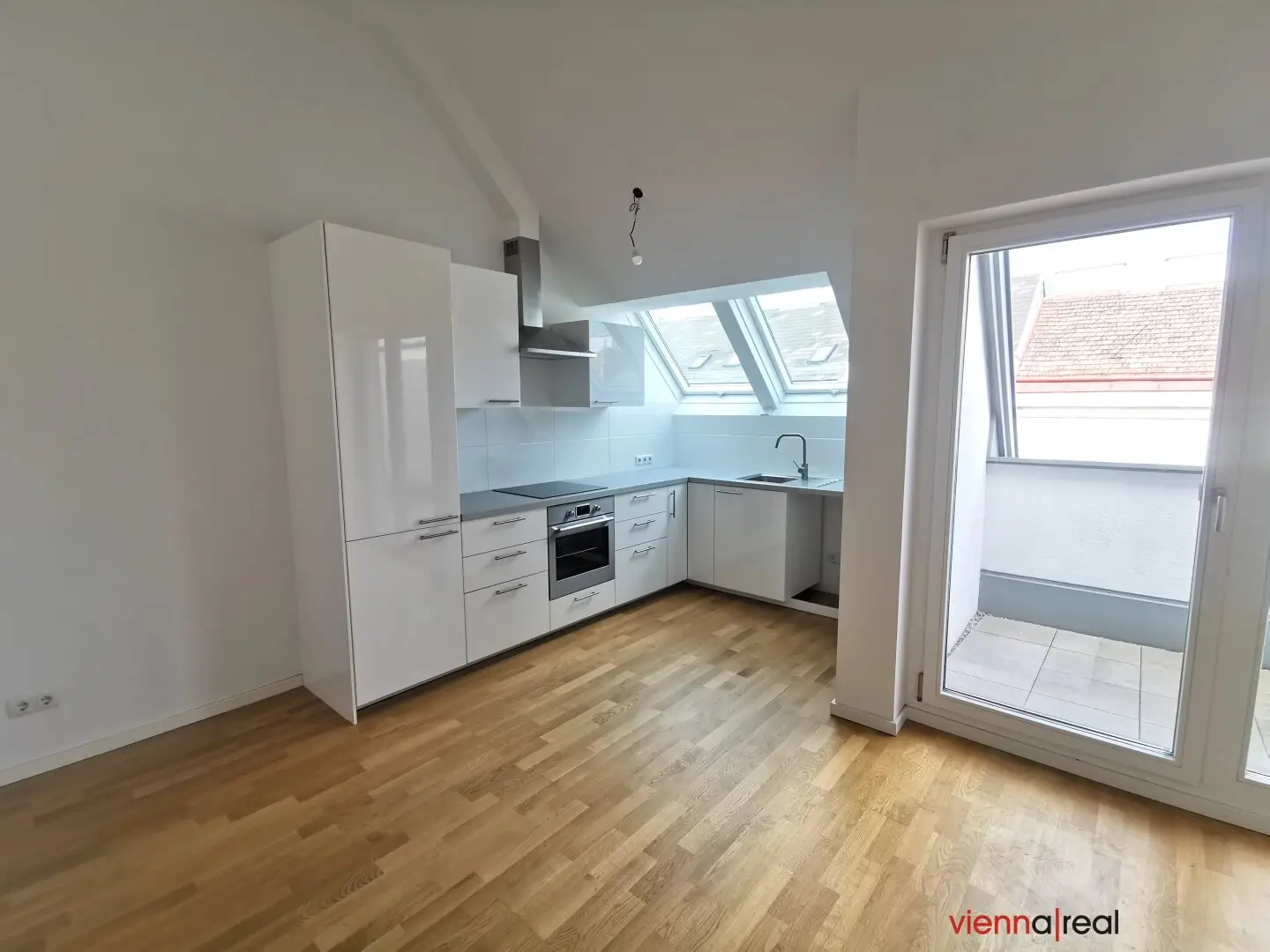Helle 3-Zimmer Dachgeschosswohnung mit Terrasse, Klimaanlage, Kellerabteil und Fahrradraum nahe U3 Johnstraße/Meiselmarkt