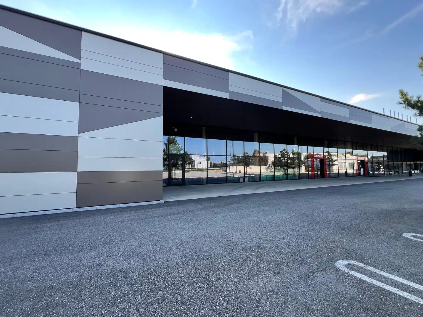 Top commercial property in Tumeltsham, 6093m², 130 parking spaces, turnkey