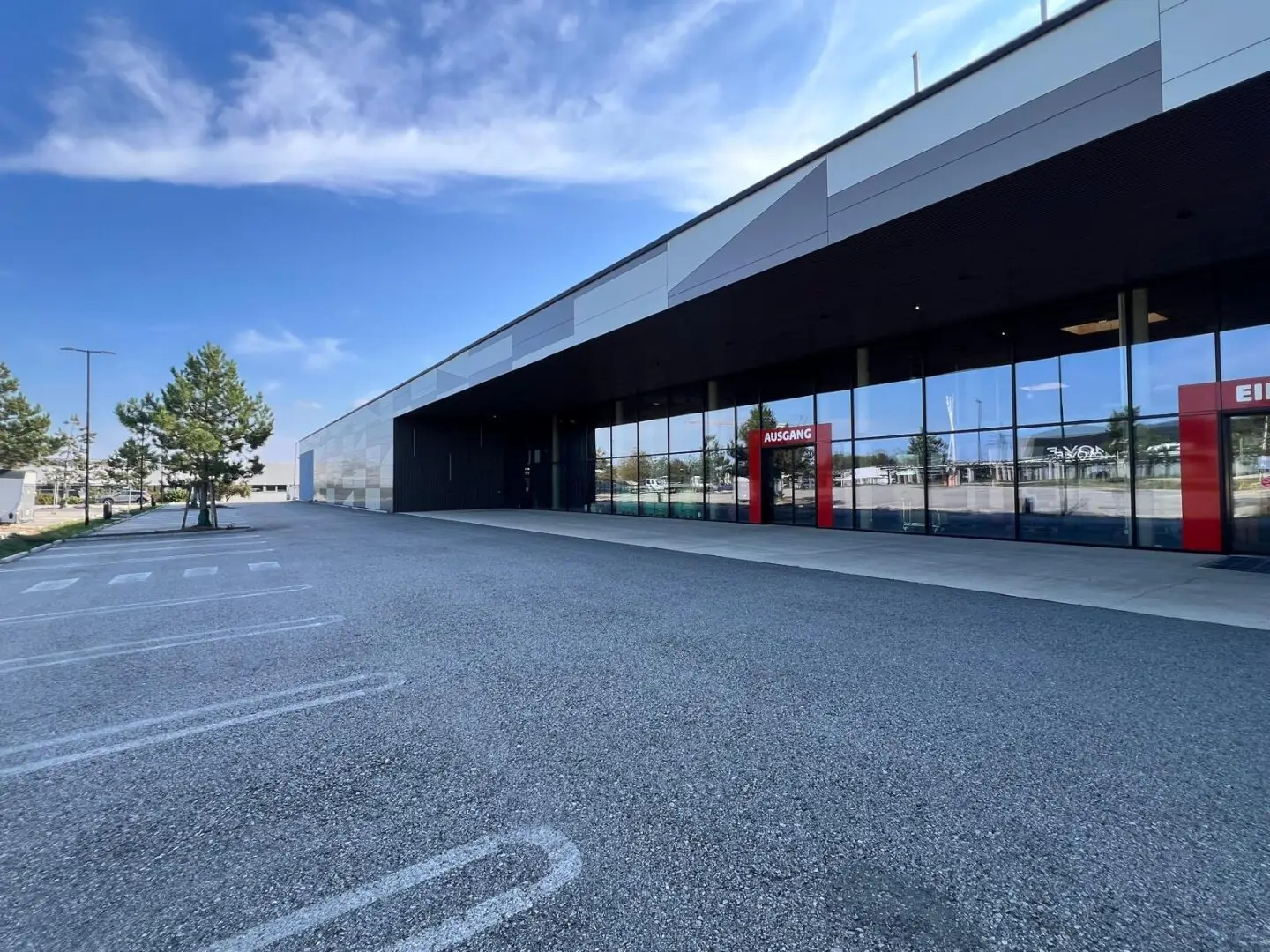 Top commercial property in Tumeltsham, 6093m², 130 parking spaces, turnkey