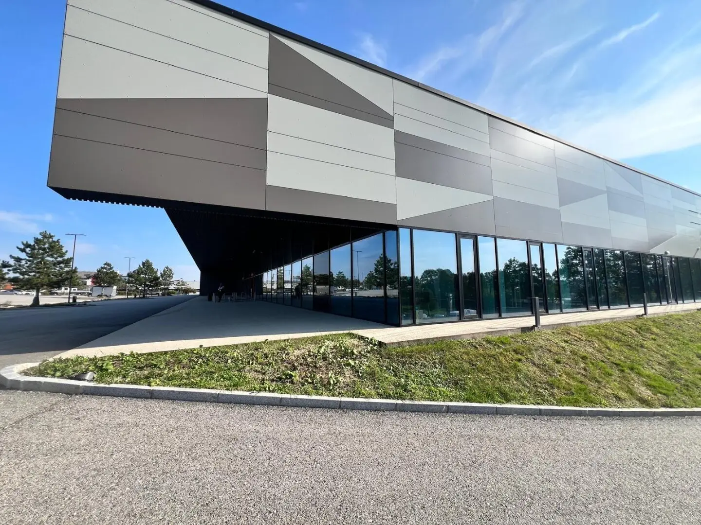 Top commercial property in Tumeltsham, 6093m², 130 parking spaces, turnkey