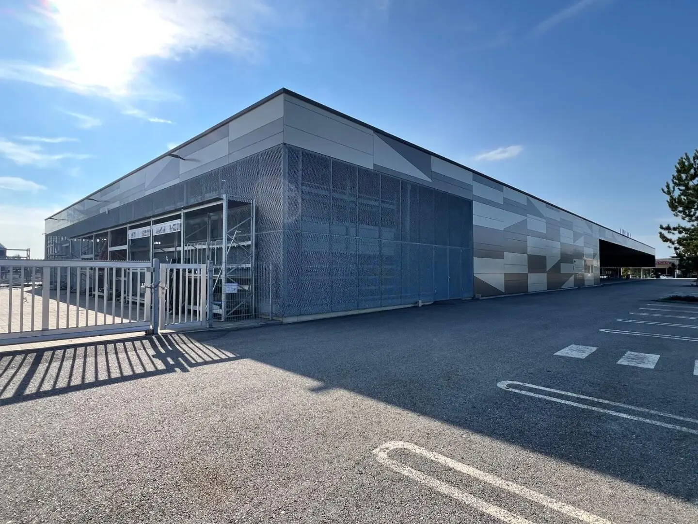 Top commercial property in Tumeltsham, 6093m², 130 parking spaces, turnkey
