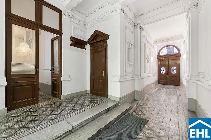 Beautiful historic old building charm in the heart of Vienna!