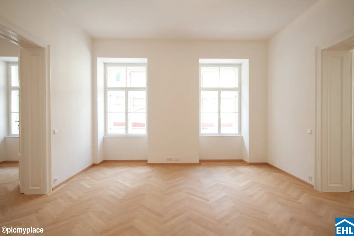 Spacious 5-room period apartment with balcony