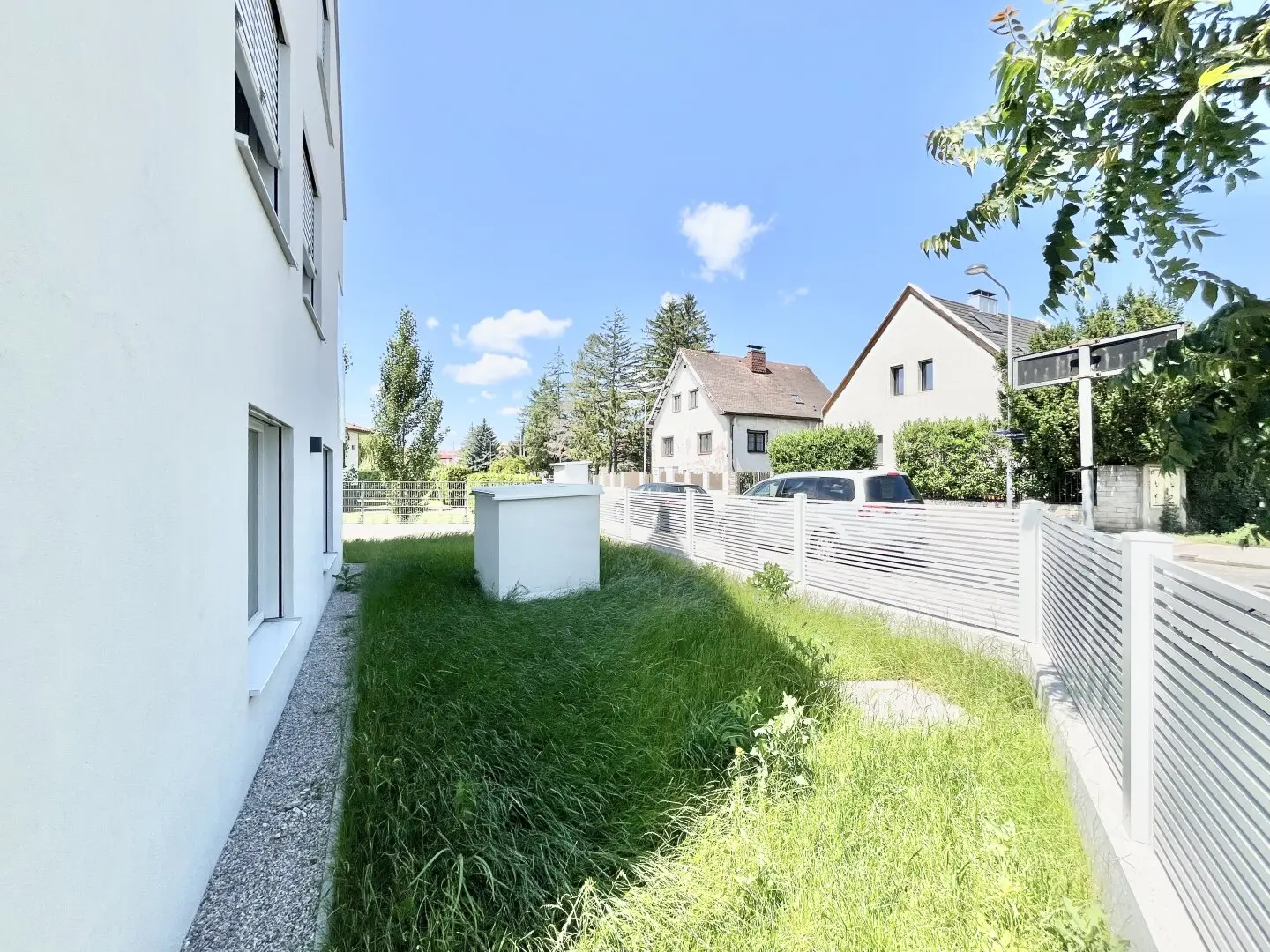 TOP 2 | DREI-ZIMMER-WOHNUNG MIT RUNDUM LIEGENDEM GARTEN