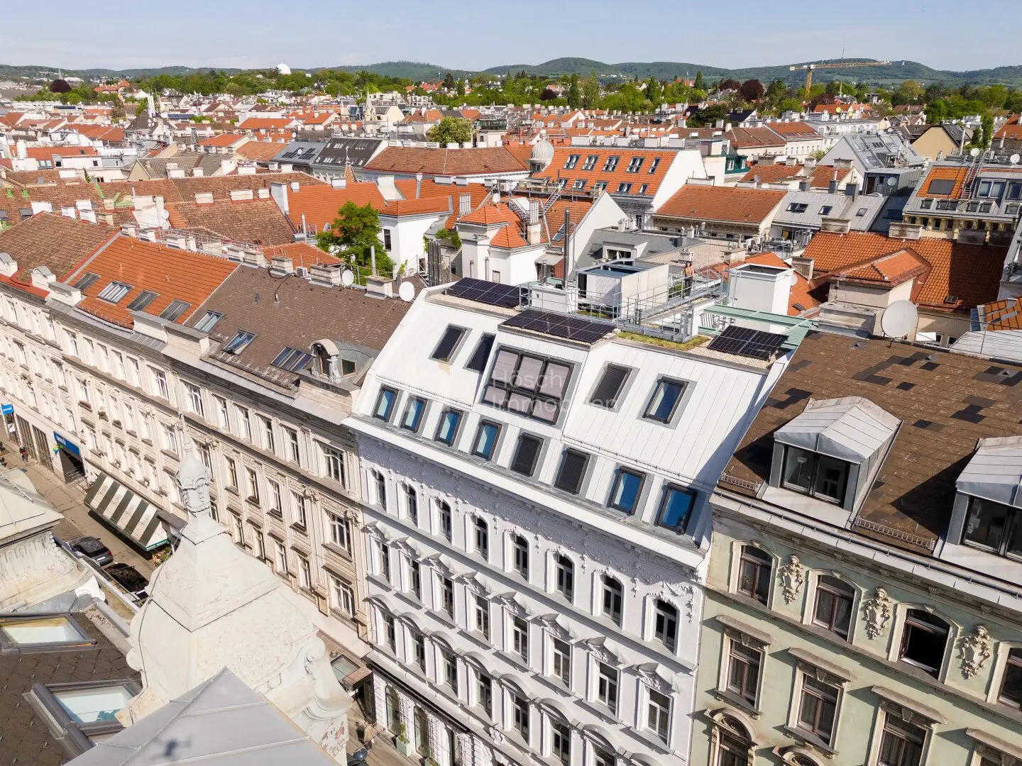 Old building with perspective: rented 4-room apartment with loggia and balcony in Währing