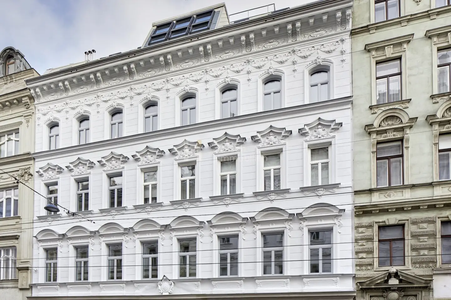 Old building with perspective: rented 4-room apartment with loggia and balcony in Währing