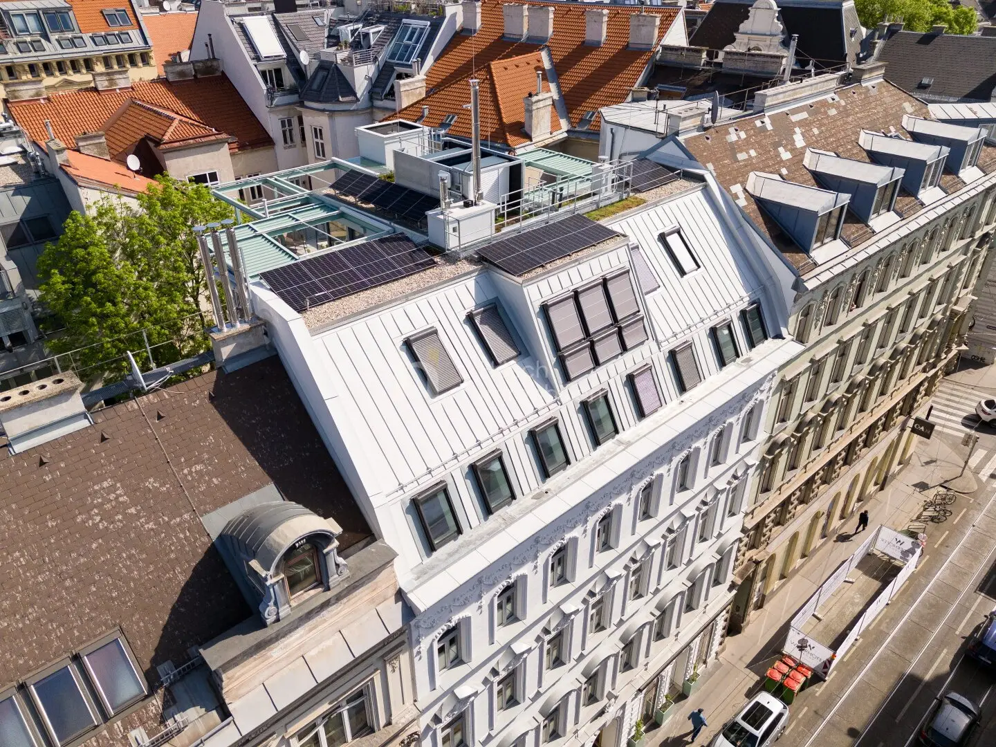 Old building with perspective: rented 4-room apartment with loggia and balcony in Währing