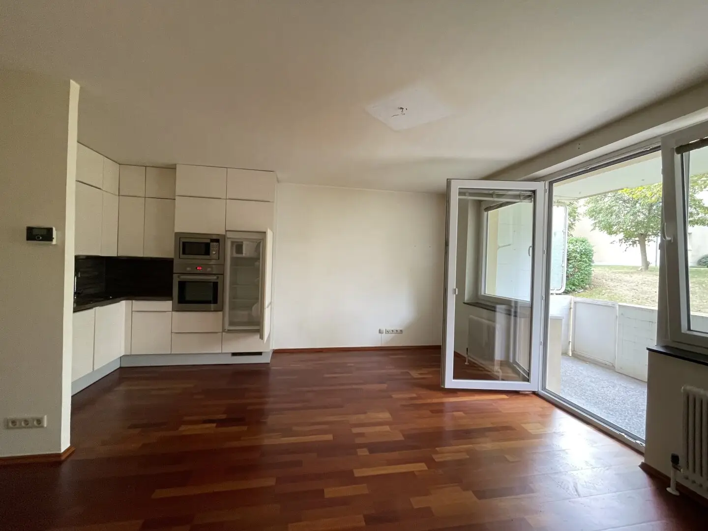 One-room apartment with design kitchen and courtyard-facing loggia in quiet green location available from 01.11.2026 for rent