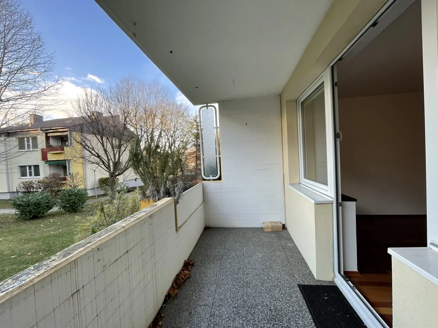 One-room apartment with design kitchen and courtyard-facing loggia in quiet green location available from 01.11.2026 for rent