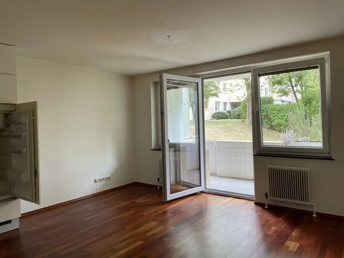 One-room apartment with design kitchen and courtyard-facing loggia in quiet green location available from 01.11.2026 for rent