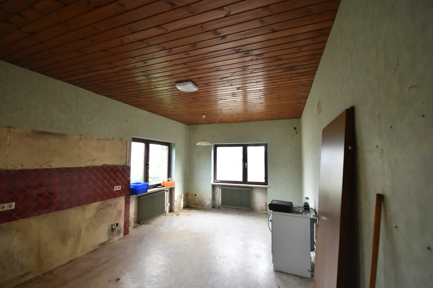 "LIND OB VELDEN - Renovierungsbedürftiges Wohnhaus mit zwei separaten Wohnungen"