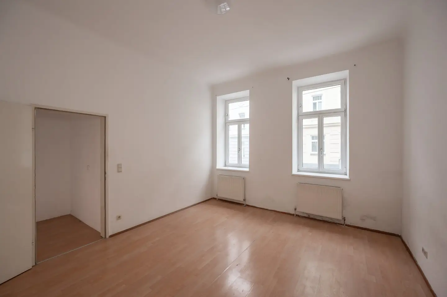 NEW 3-room period apartment with potential