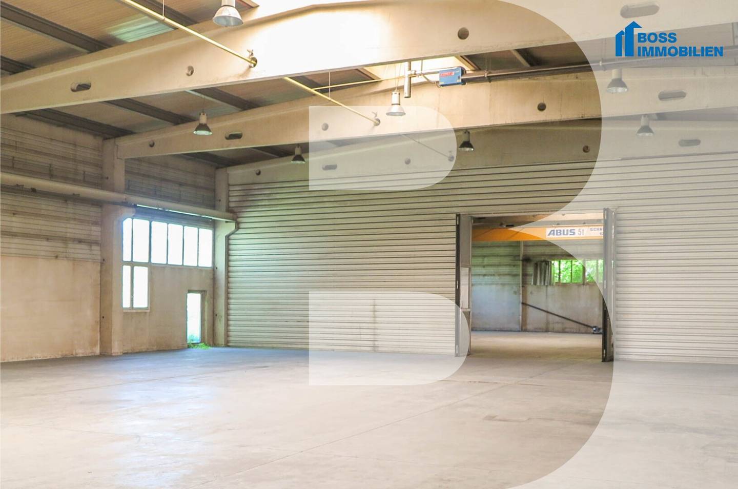 1170 m² hall with excellent transport connections