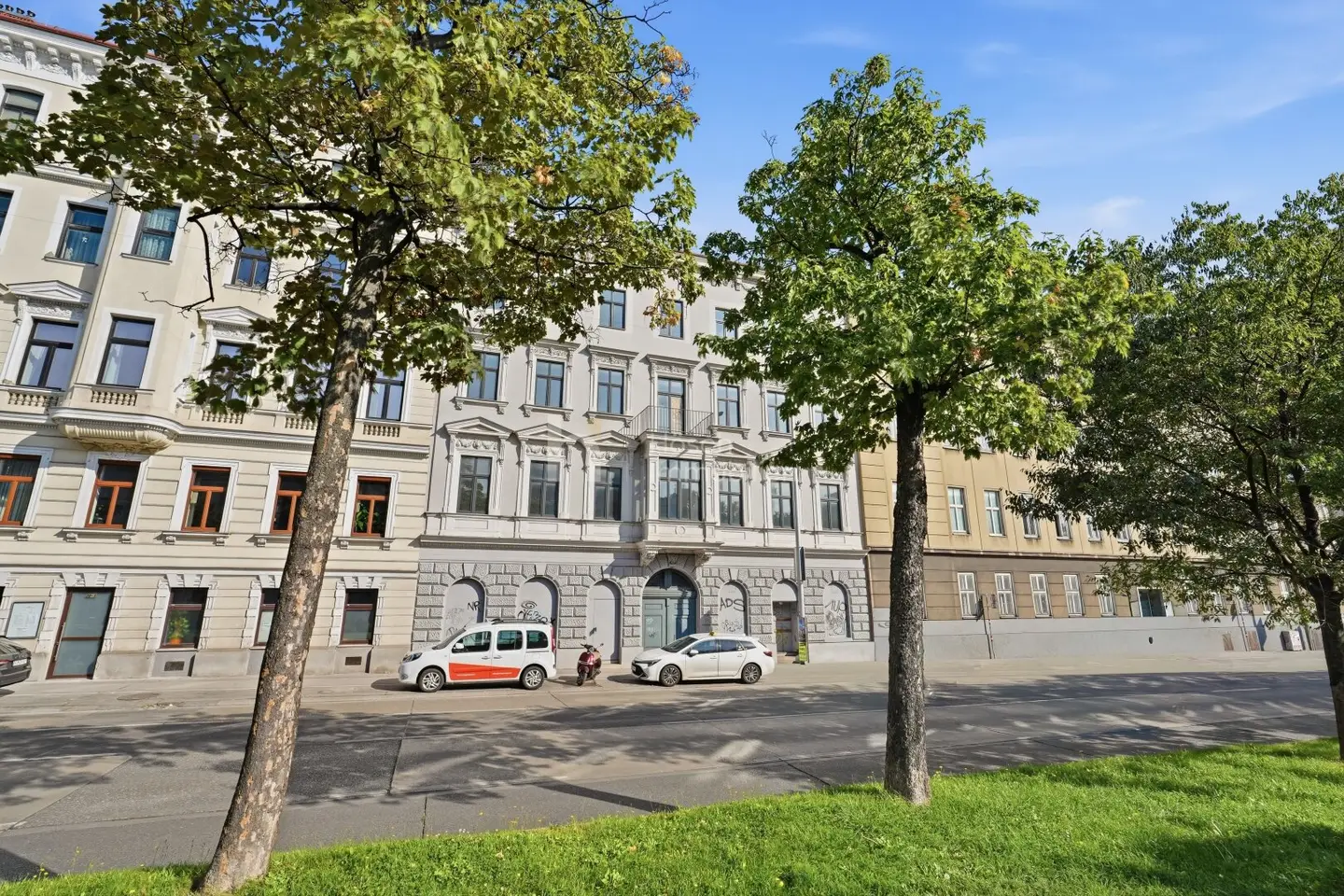 Old‑building charm meets balcony | 2–3 rooms with scope for design in 1070 Vienna
