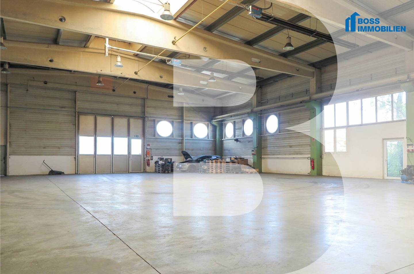 1560 m² hall with first class transport connections