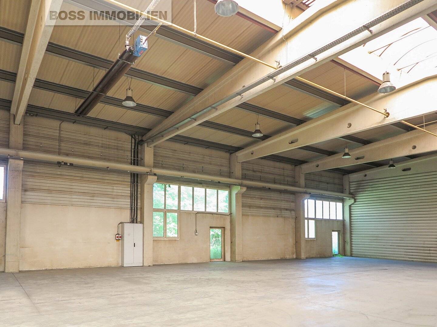 1560 m² hall with first class transport connections