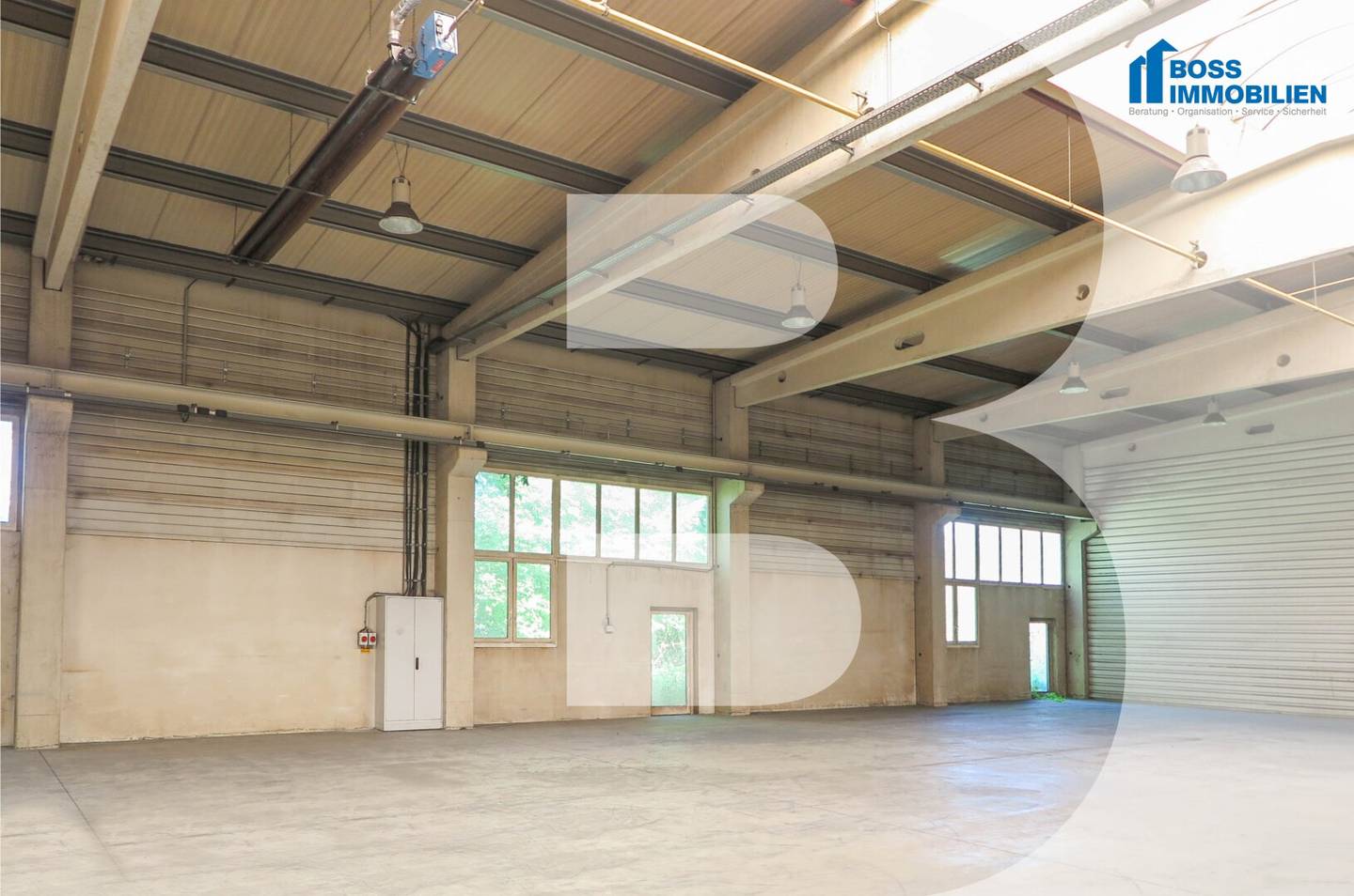 1,690 m² Hall with first-class transport connections