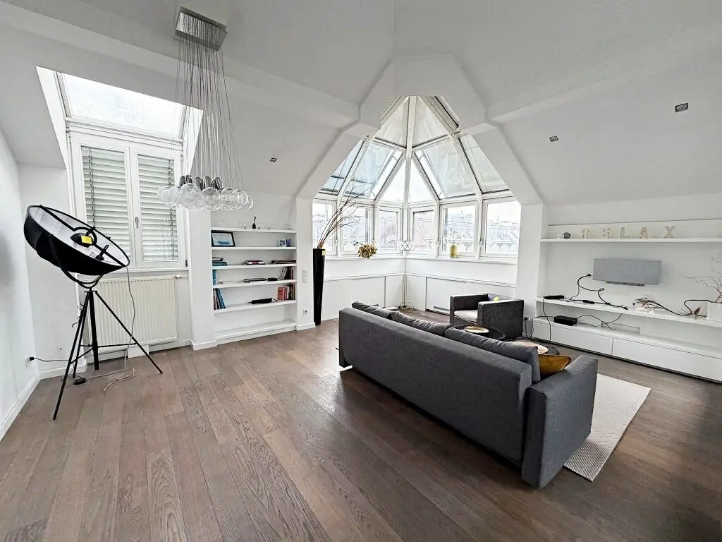 CITY-HIGHLIGHT, GONZAGAGASSE, klimatisiertes 128 m2 Dachgeschoss mit 14 m2 Terrasse, 4 Zimmer, Küche, 2 Bäder, Parketten, Börse-Nähe