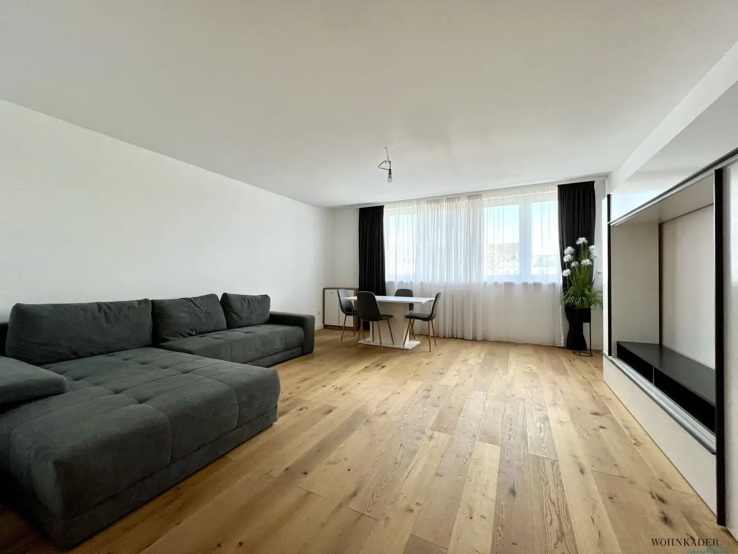 Exclusive 3-room top floor oasis with sunny balcony &amp; green courtyard