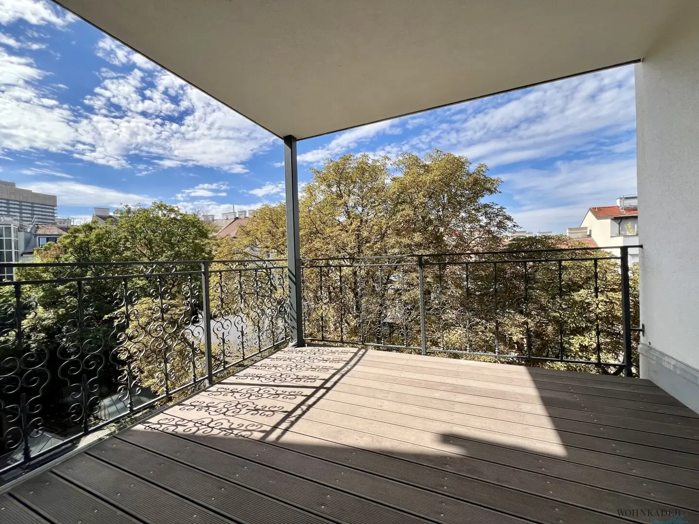Exclusive 3-room top floor oasis with sunny balcony &amp; green courtyard