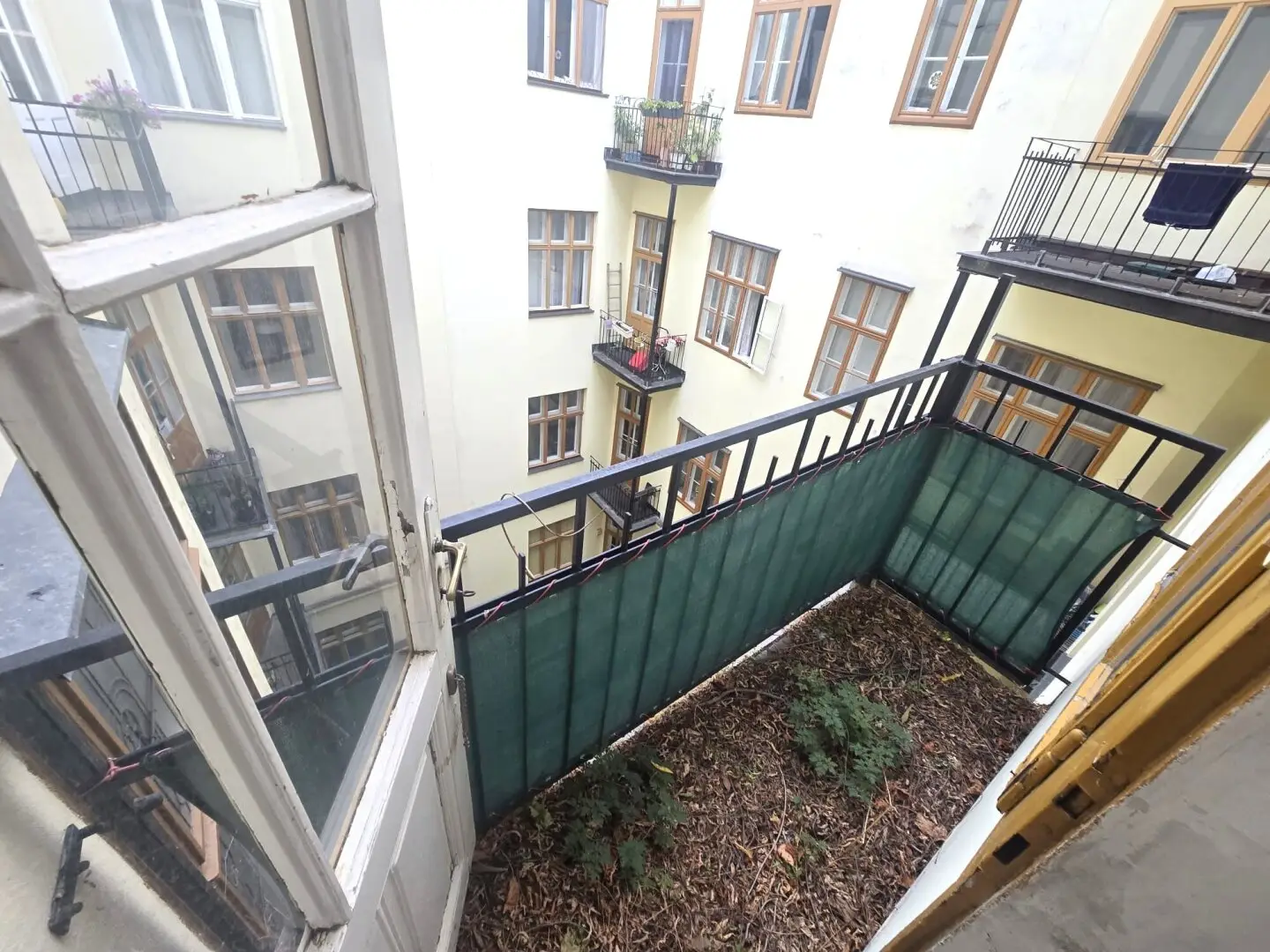 Light-filled residential dream with fireplace Bright 3-room apartment in need of renovation with separate kitchen Near U1 Courtyard balcony