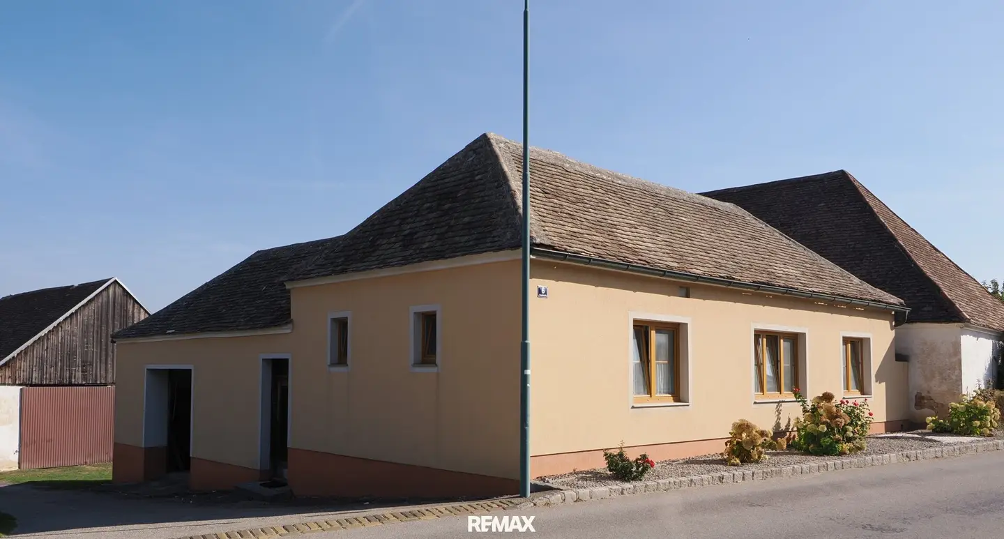 Farmhouse with courtyard and large storage hall