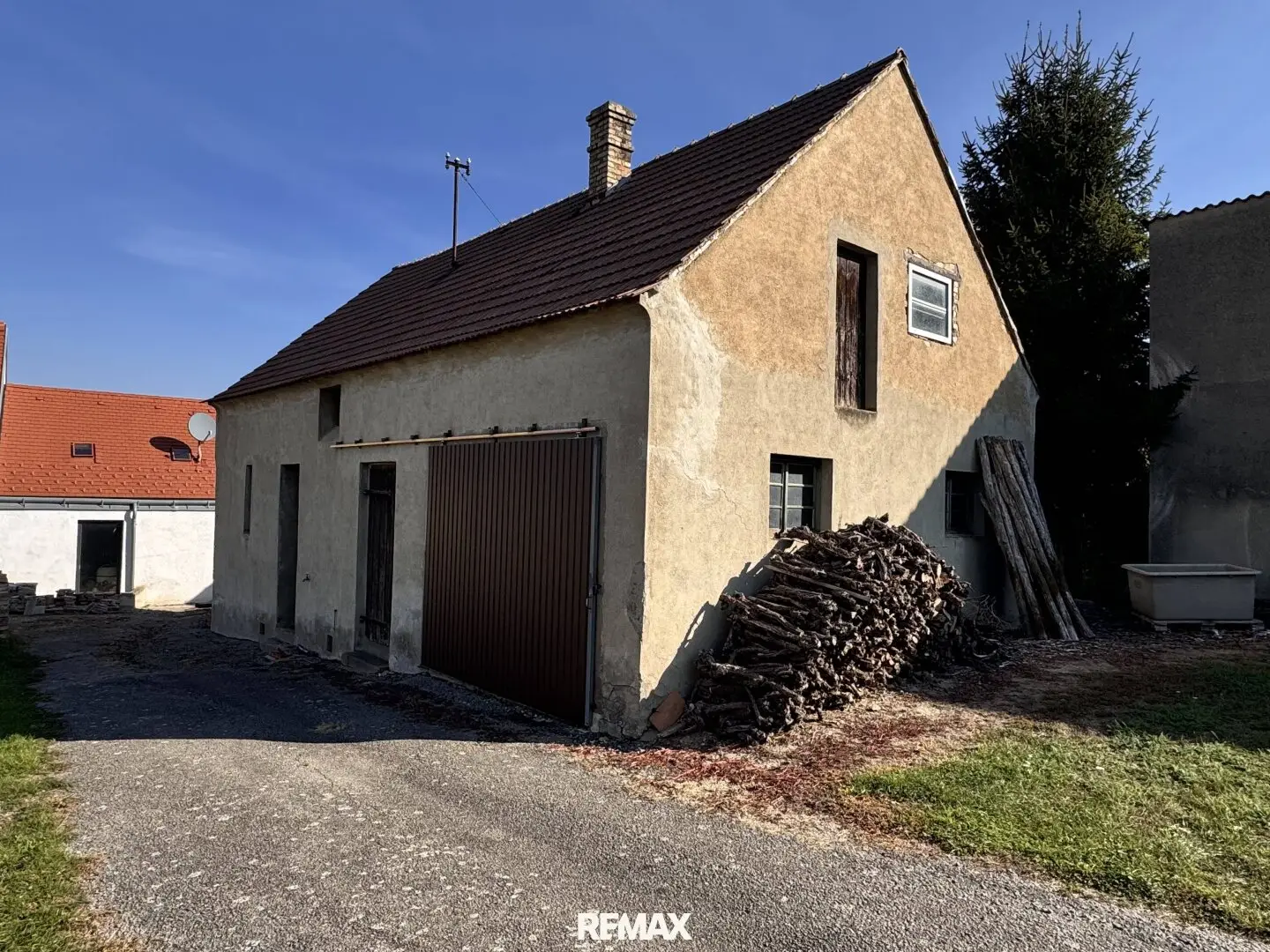 Farmhouse with courtyard and large storage hall