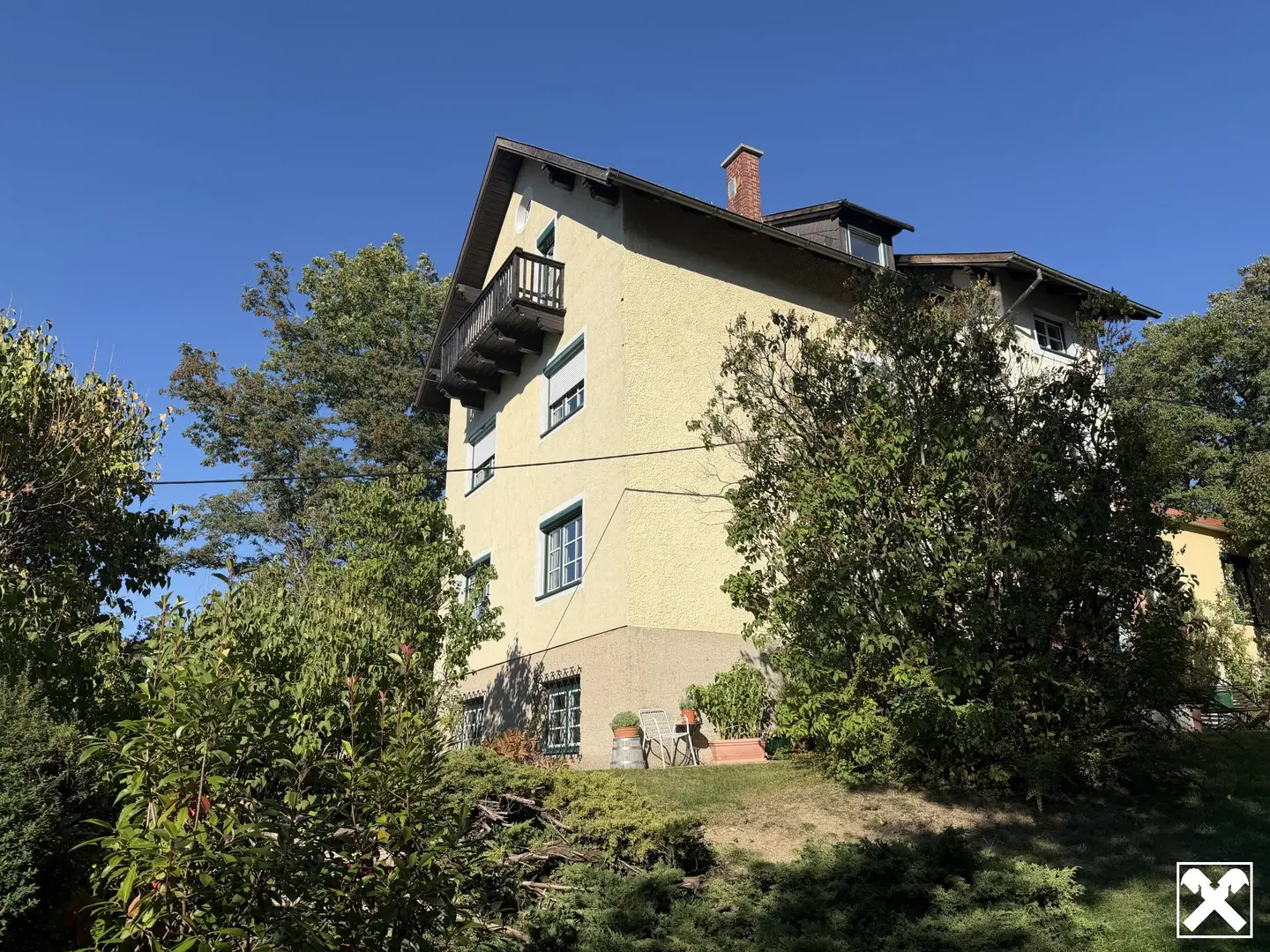 Hausansicht, Wohnung mit Balkon