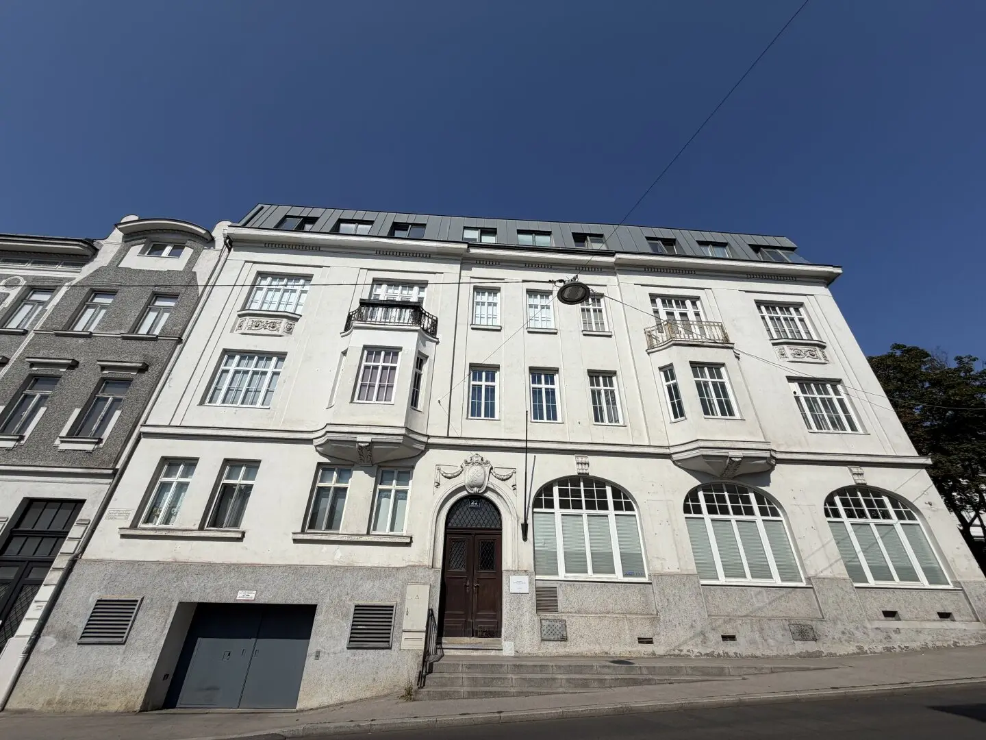NEAR SCHÖNBRUNN: high-quality renovated period apartment with 4 rooms, balcony and open gas fireplace available from 03/2028
