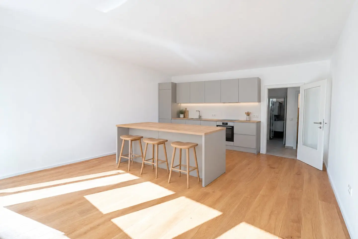Wohnen mit Stil in Bestlage St. Peter: Erstbezug nach Generalsanierung mit Loggia, Parkplatz und Kellerabteil