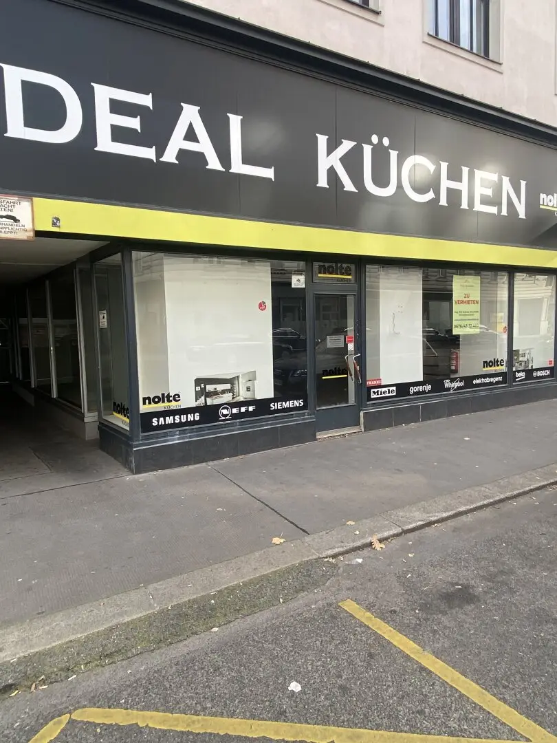 Retail space in high-traffic location with large display window on Wallensteinstraße