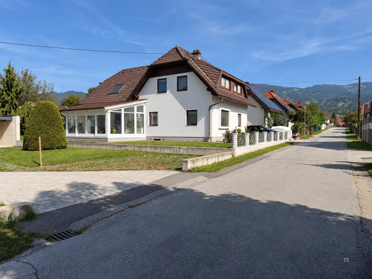 Idyllisches Bergdorf mit gepflegtem Wohnhaus