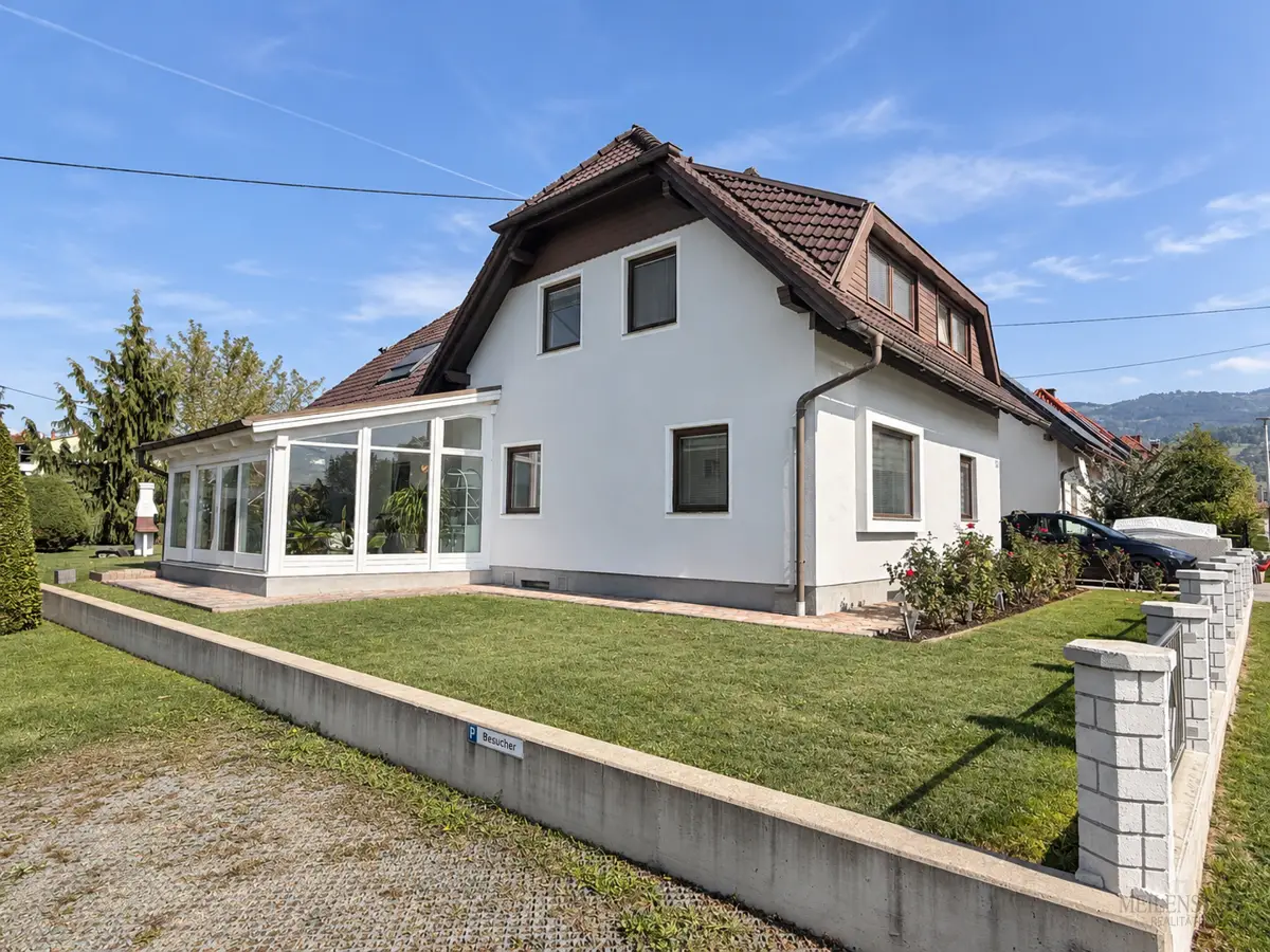 Einfamilienhaus mit Garten und Bergblick