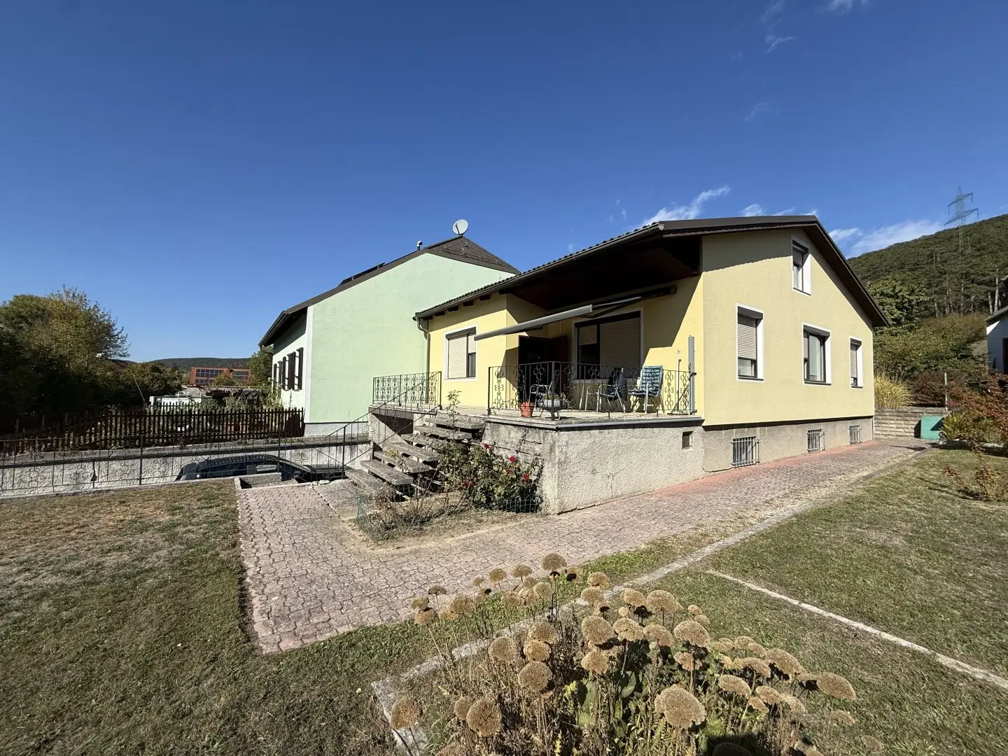 Wöllersdorf - älteres Wohnhaus auf sonnigen und großen Baugrundstück!