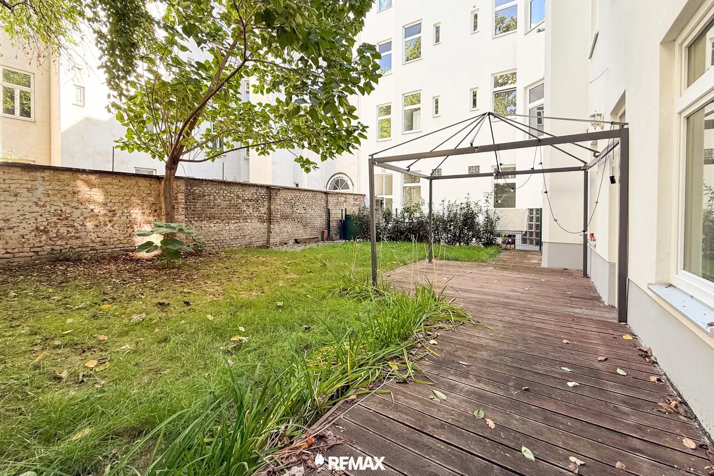 Old building apartment with garden quiet location and close to subway suitable for two-person flatshare