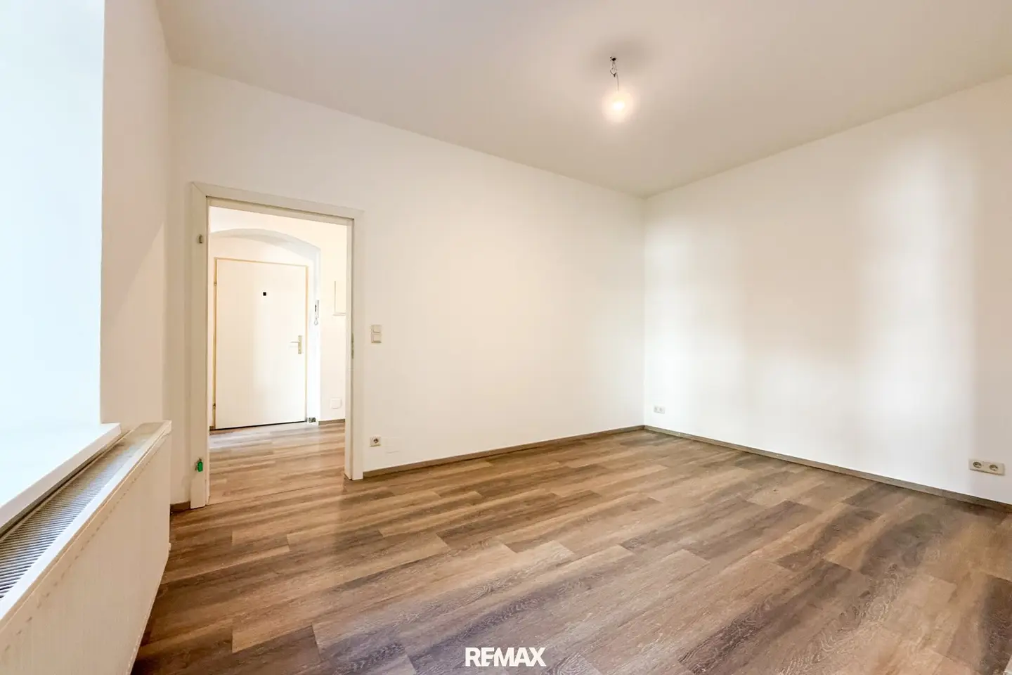 Old building apartment with garden quiet location and close to subway suitable for two-person flatshare