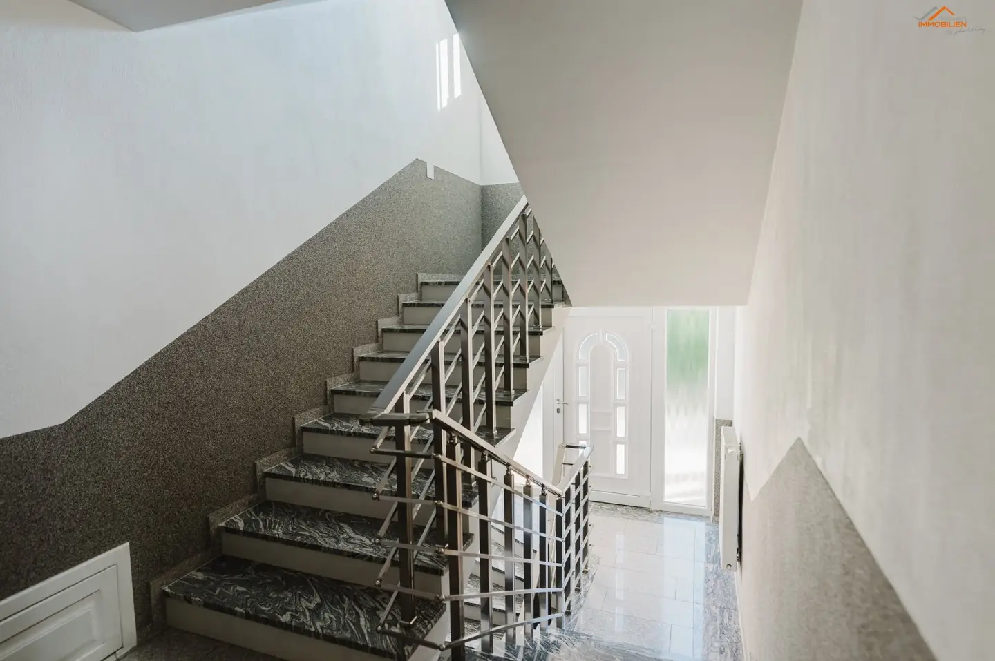 Exklusives Mehrfamilienhaus in Bestlage von Ternitz – Traumhafter Bergblick und großes Ausbaupotenzial