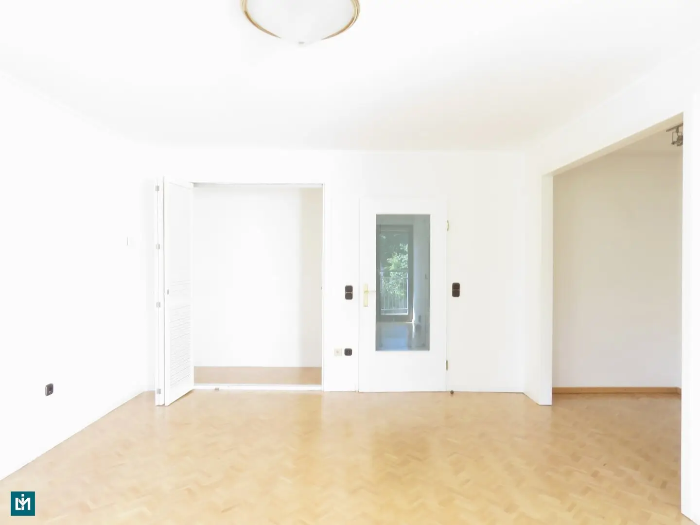 Hietzing: Quiet terrace apartment with 2-room conversion potential