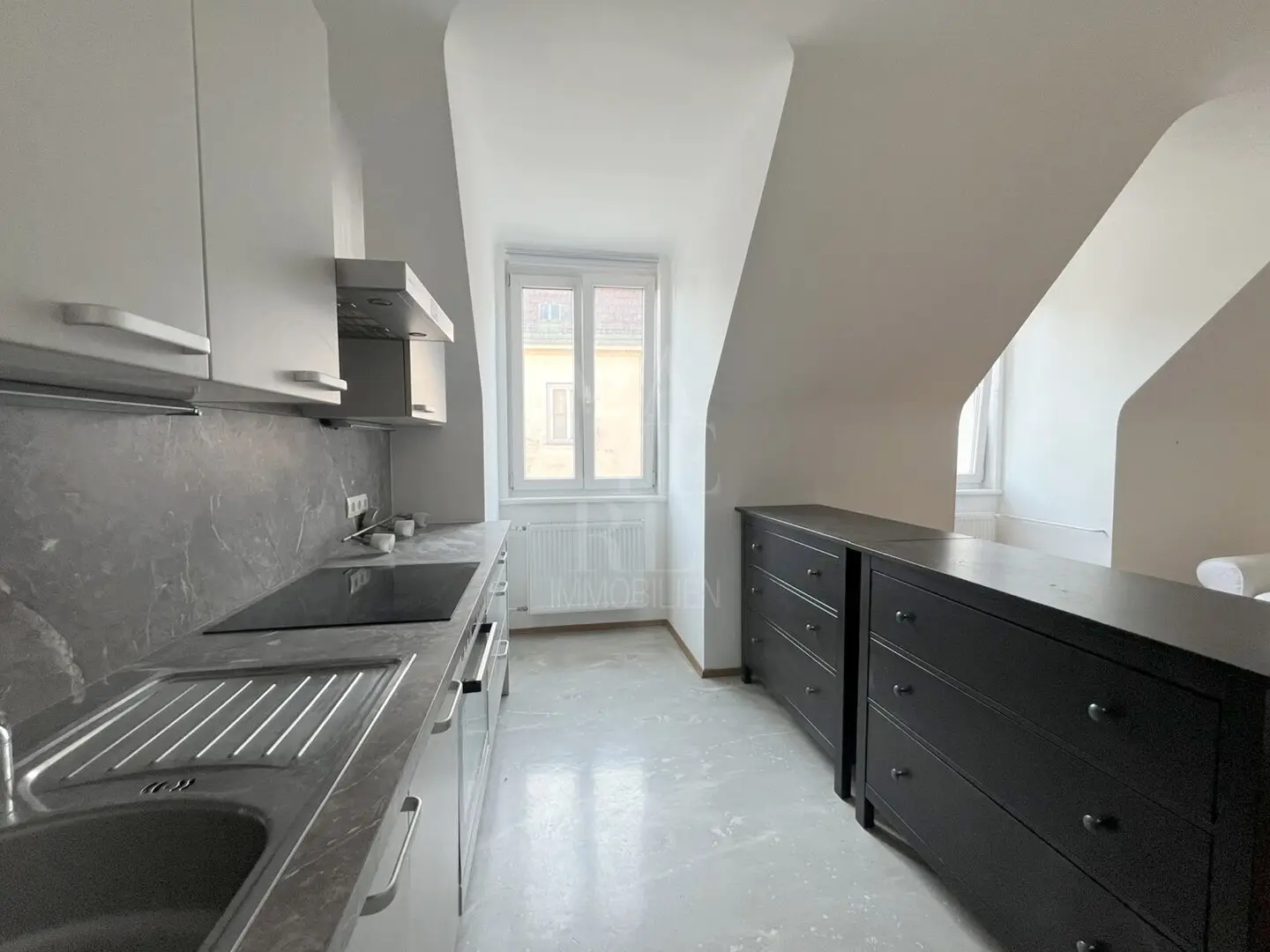 entzückende , sehr helle Wohnung in bester Lage