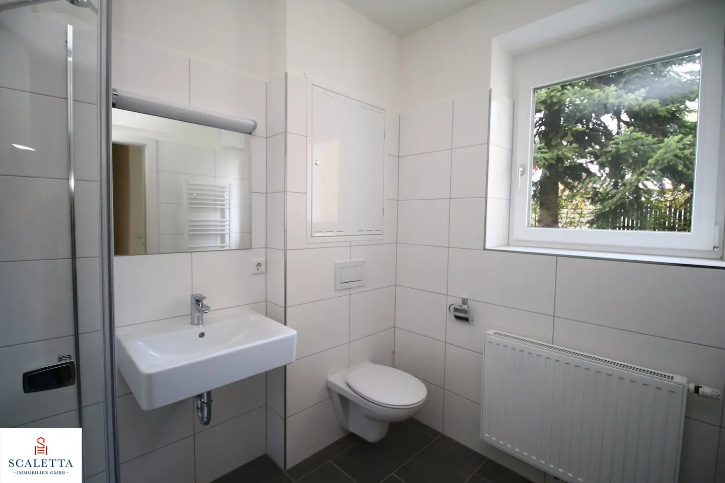 Badezimmer mit Fenster und Tageslicht