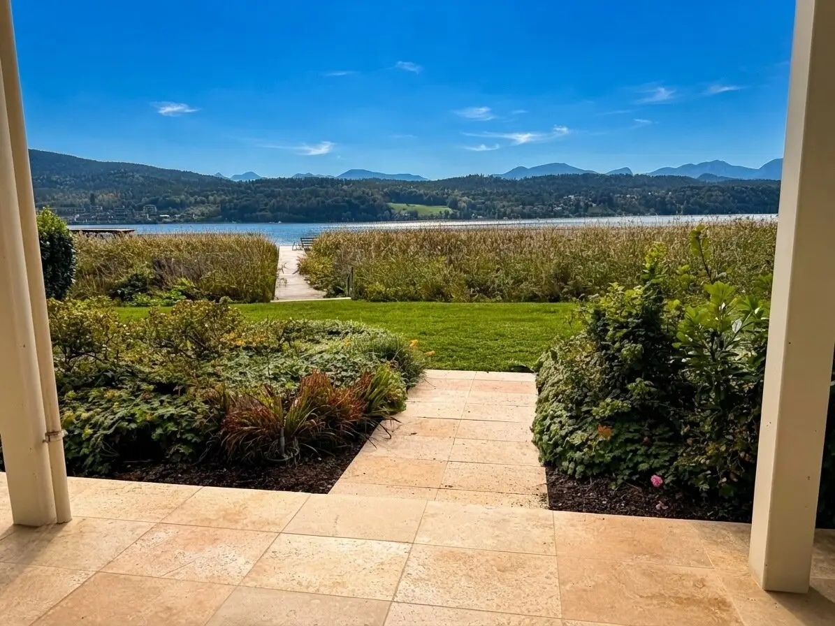 WÖRTHERSEE VOR DER HAUSTÜRE! Exklusive Gartenwohnung mit Seezugang, großer Terrasse & Seeblick