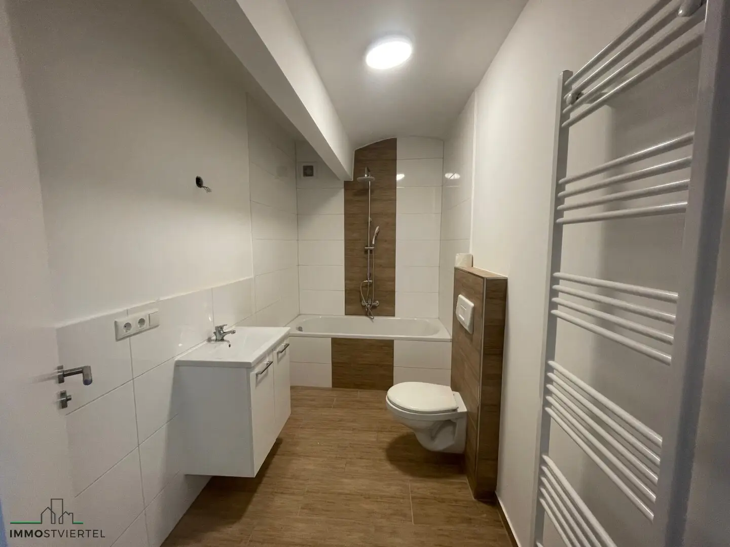 Bad mit Wanne und WC