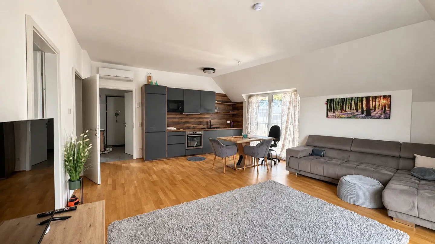 Möblierte 3-Zimmer-Dachgeschoßwohnung mit Balkon, Baujahr 2023