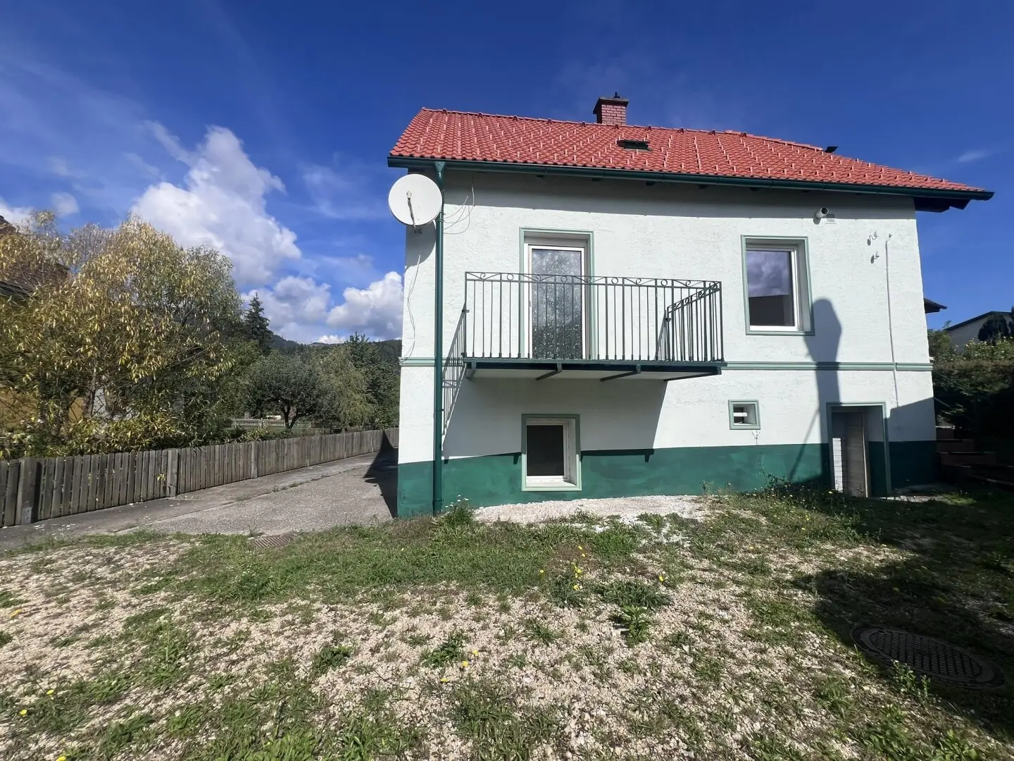 Small residential house with garden and space for hobbyists!