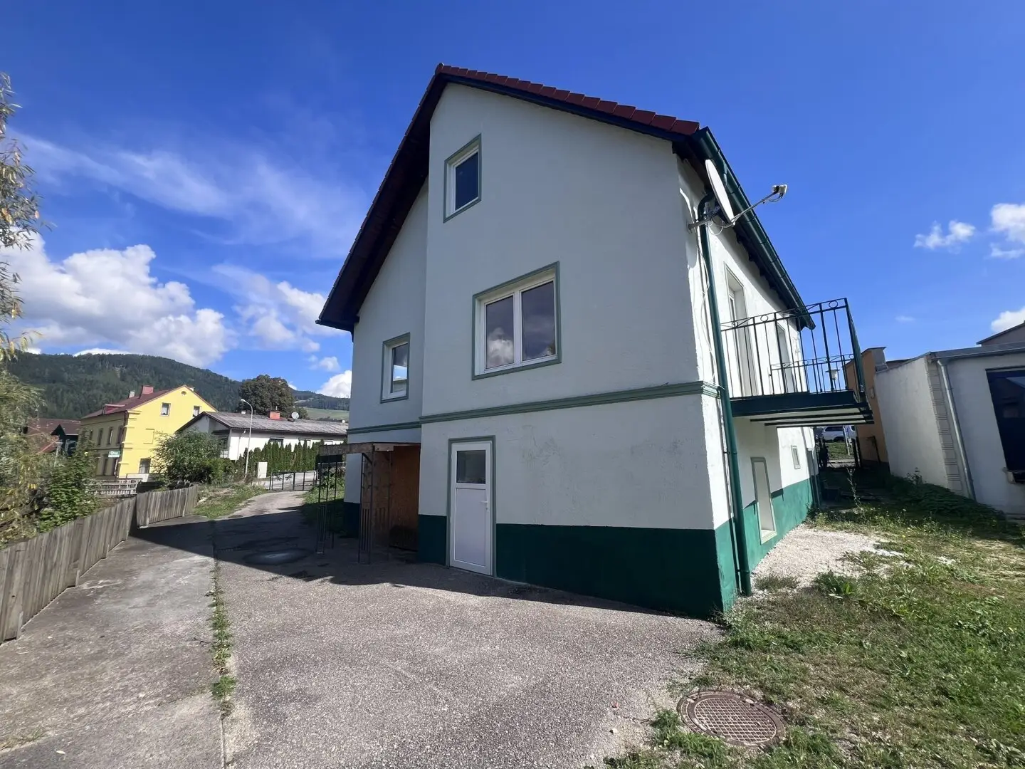 Small residential house with garden and space for hobbyists!