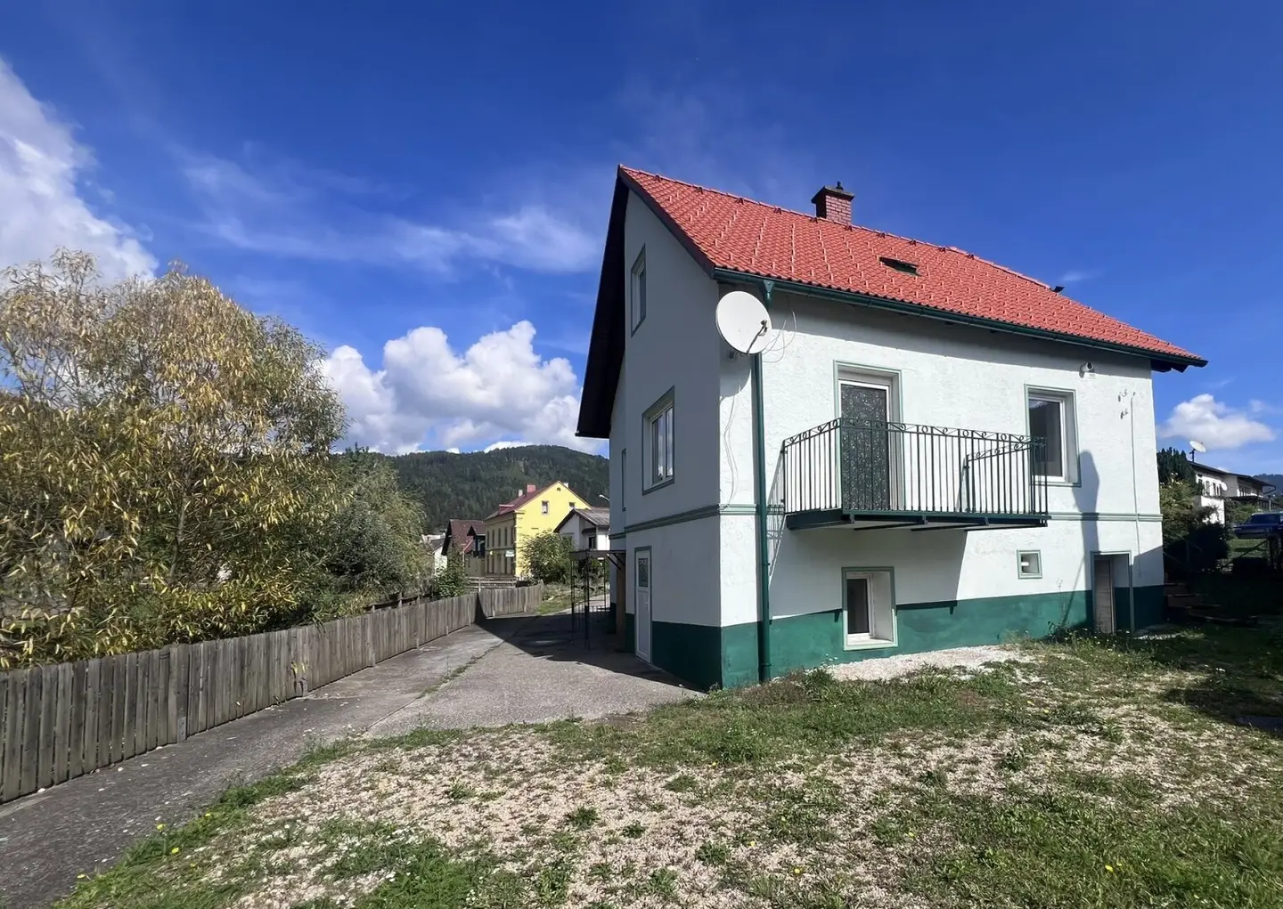 Small residential house with garden and space for hobbyists!