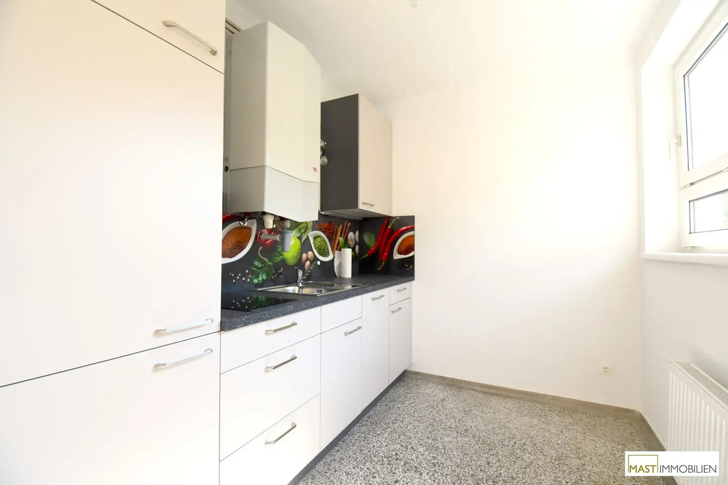 South-facing 1-room apartment incl. new fitted kitchen with optimal infrastructure