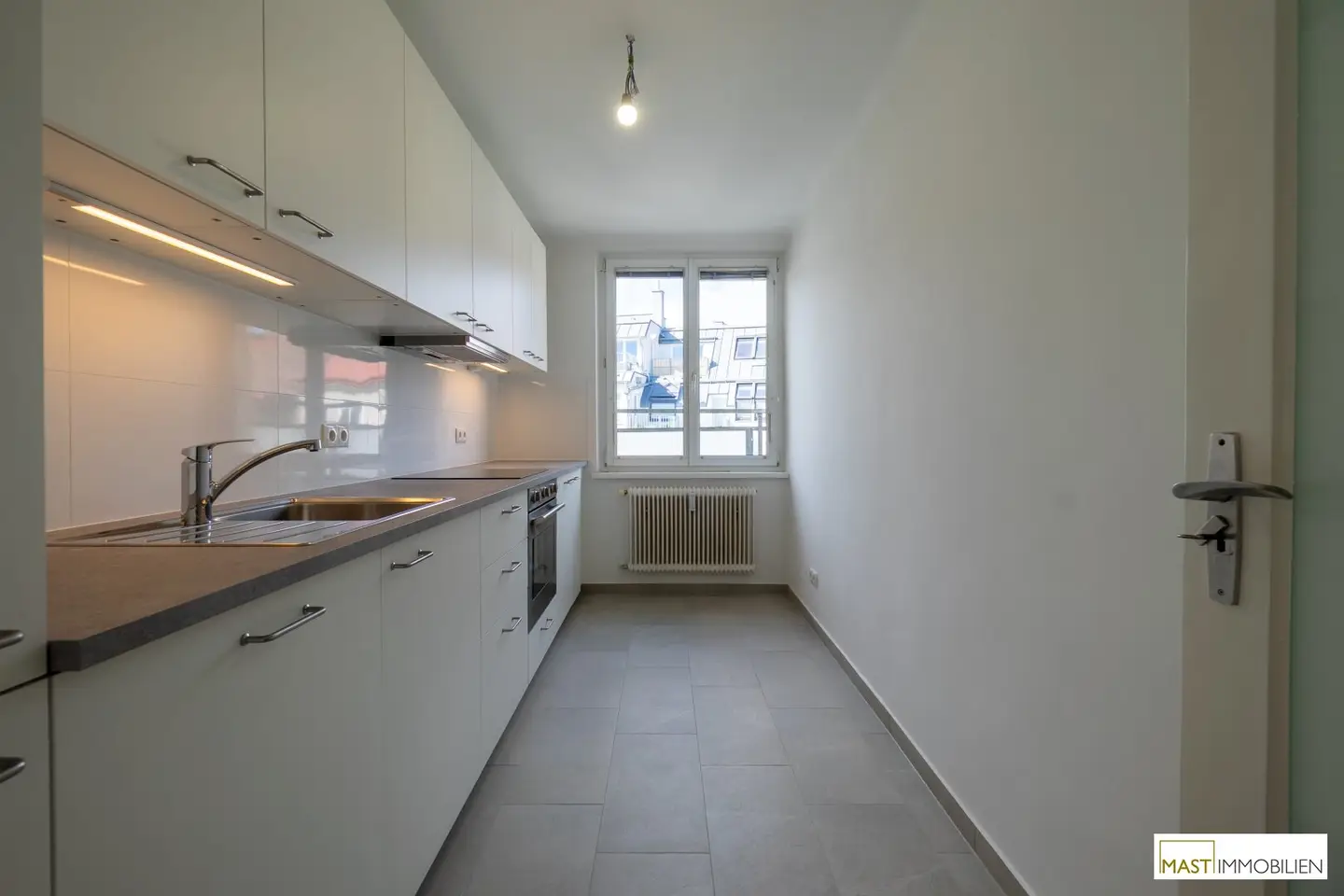 Moderne 2 Zimmer Wohnung mit hochwertiger Einbauküche und zwei Balkonen in zentraler Lage des 15. Bezirks