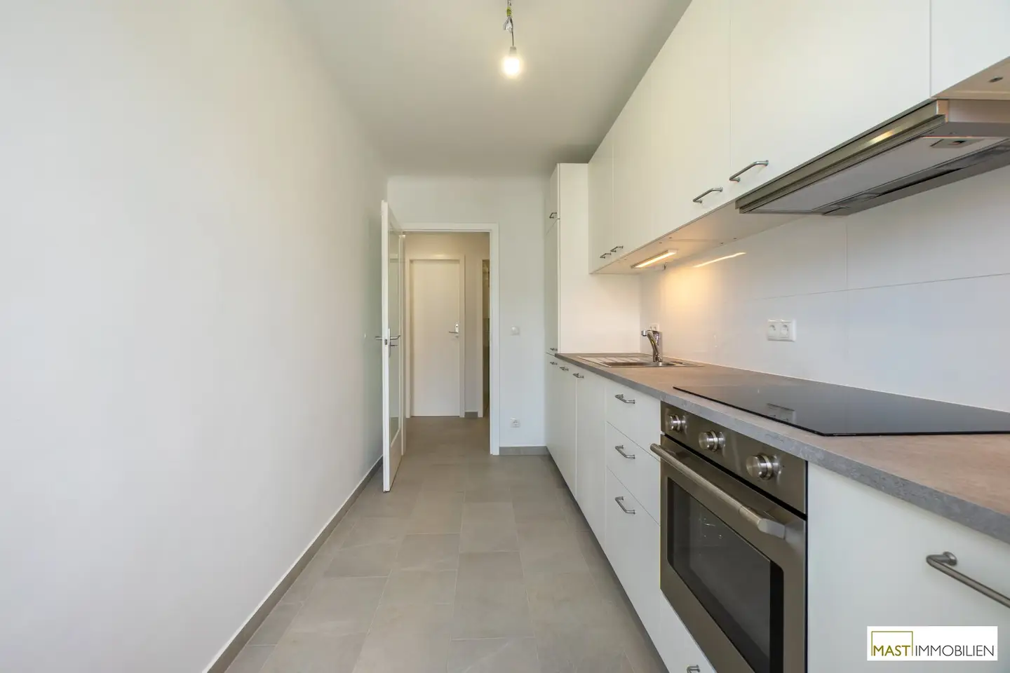 Moderne 2 Zimmer Wohnung mit hochwertiger Einbauküche und zwei Balkonen in zentraler Lage des 15. Bezirks