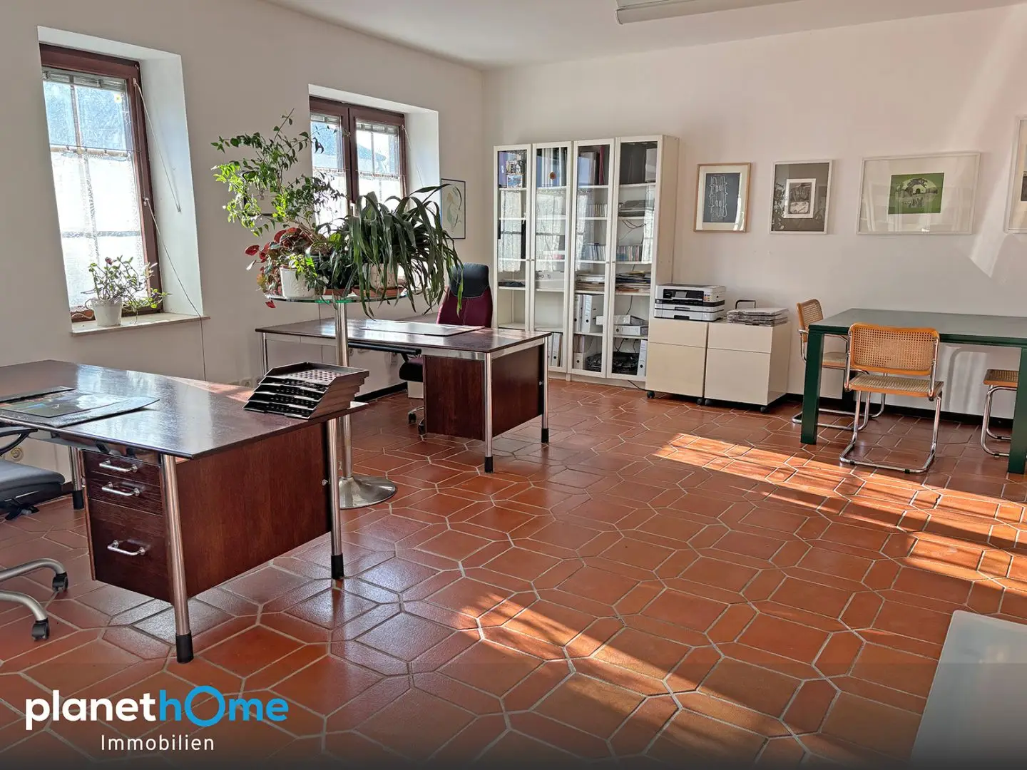 Ground level apartment in a well connected location